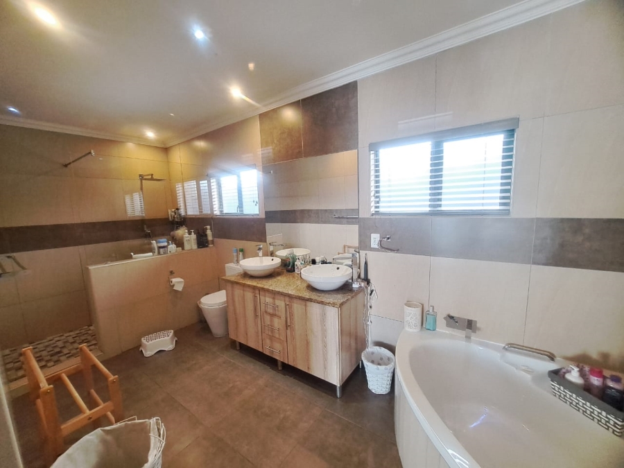5 Bedroom Property for Sale in Protea Park North West